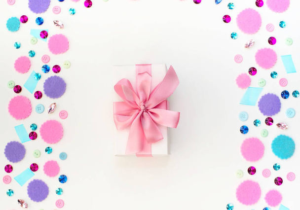 Geschenkbox auf festlichem Pastell-Hintergrund. flache Lageoberseite - Foto, Bild