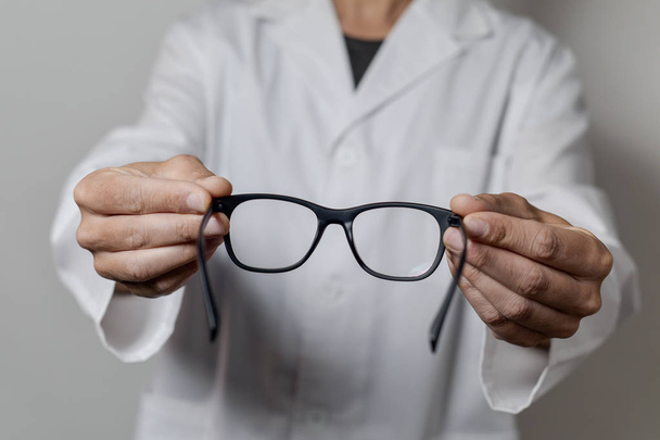 Optiker bringt eine Brille mit - Foto, Bild