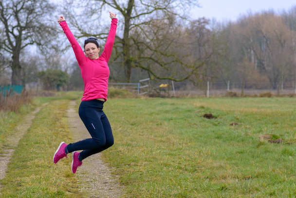 Agile donna atletica saltando in aria
 - Foto, immagini