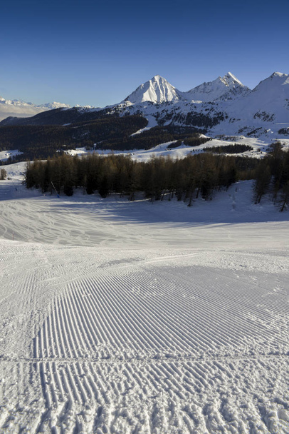 Pista de esquí vacía perfectamente arreglada en Pila, Valle d 'Aosta, Italia
 - Foto, Imagen