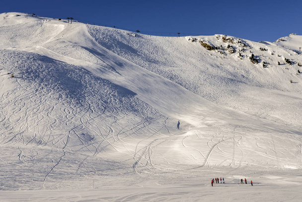 Pista de pendiente pronunciada en los Alpes italianos contra un hermoso cielo azul
 - Foto, Imagen