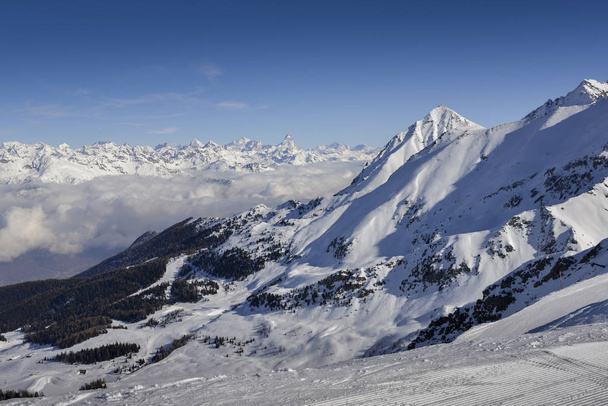 Vista panorâmica da pista de esqui larga e arrumada no resort de Pila em Valle d 'Aosta, Itália durante o inverno
 - Foto, Imagem