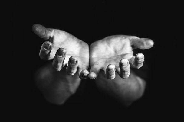 Mani protese in preghiera
 - Foto, immagini