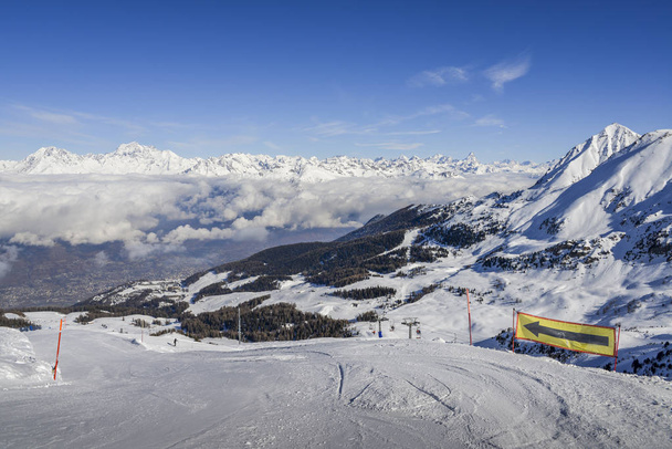 Vista panorámica de pista de esquí amplia y arreglada en la estación de Pila en Valle d 'Aosta, Italia durante el invierno
 - Foto, Imagen
