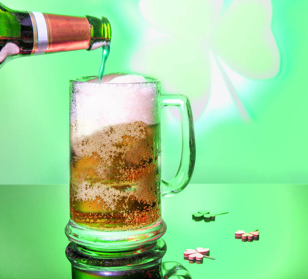 Cerveja verde fria para a celebração de feriado do dia de São Patrício
 - Foto, Imagem