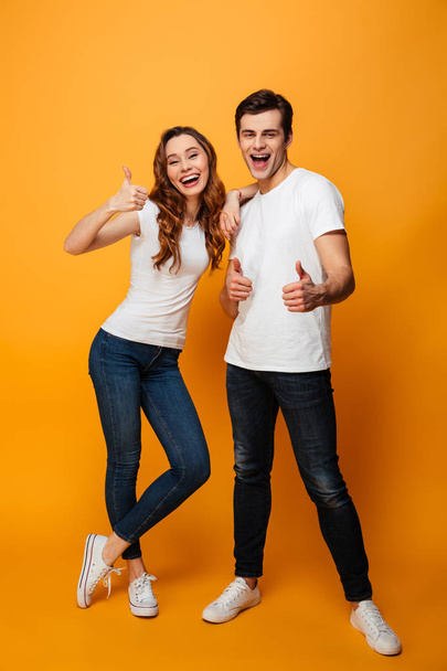 Full length portrait of a cheerful young couple - Foto, Bild