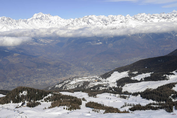 Vista aérea de la ciudad italiana del norte de Aosta y los alrededores del Valle d 'Aosta desde la estación de esquí de Pila
 - Foto, Imagen