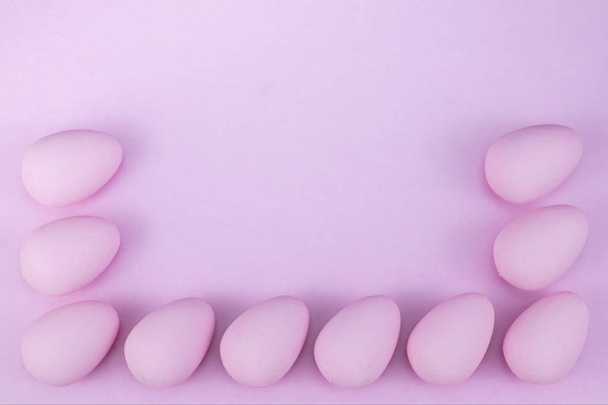 Плоская откладывание пасхальных яиц макет фона, вид сверху с
  - Фото, изображение