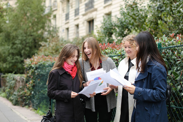 Étudiants étrangers apprenant l'anglais avec des papiers près de l'université bu
 - Photo, image