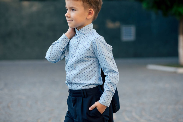 Menino posando em desgaste formal, roupas elegantes
 - Foto, Imagem
