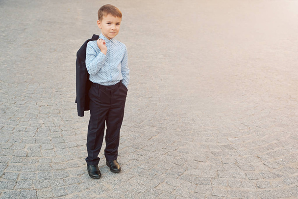 Retrato menino da escola posando em roupas elegantes
 - Foto, Imagem