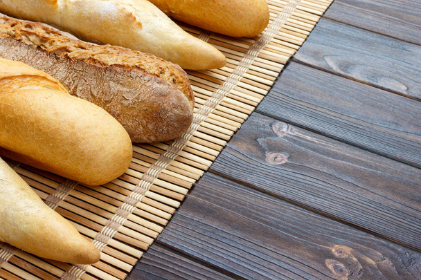 Assortiment de baguettes françaises fraîches sur une table en bois
 - Photo, image