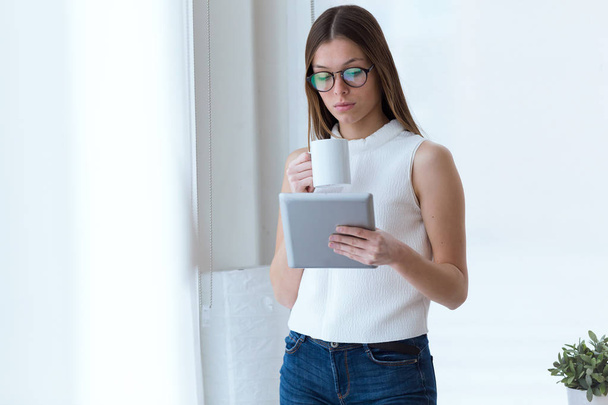 Business young woman using her digital tablet in the office. - Foto, Imagem