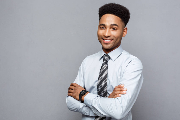 Business Concept - Felice uomo d'affari afroamericano professionista fiducioso braccia incrociate
. - Foto, immagini