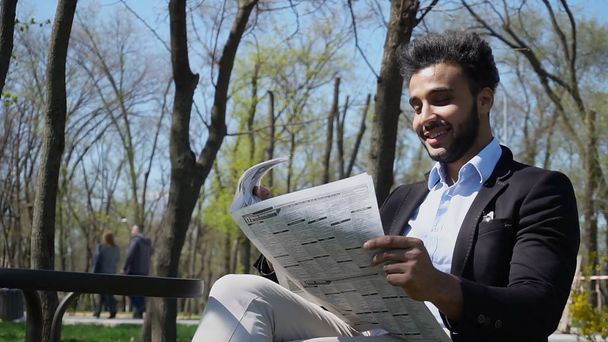 ムラートの男 caf と笑顔で新聞を読む.  - 写真・画像