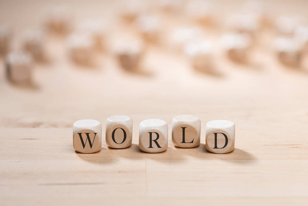 Palavra mundial em cubos de madeira. Conceito mundial
 - Foto, Imagem