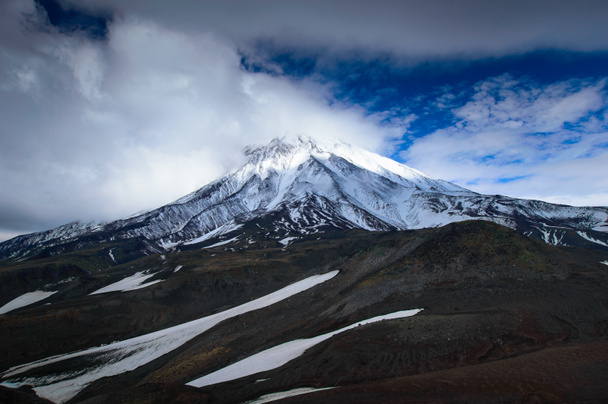 Paysage montagneux : vue sur le volcan Koryaksky actif par une journée ensoleillée. Groupe de volcans Koryaksky-Avachinsky, péninsule du Kamchatka, Russie, Extrême-Orient
 - Photo, image