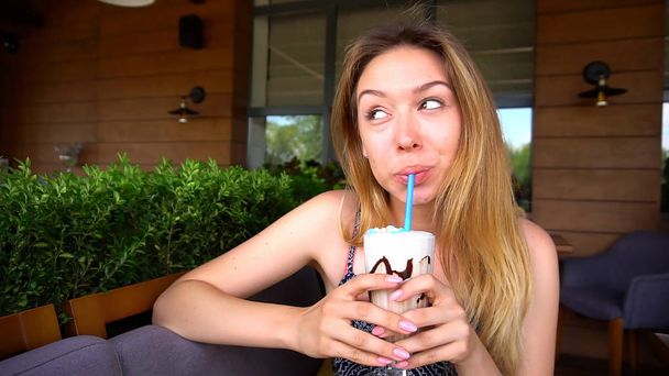Gladden chica disfrutando con helado postre en la cafetería en con clo
 - Foto, imagen
