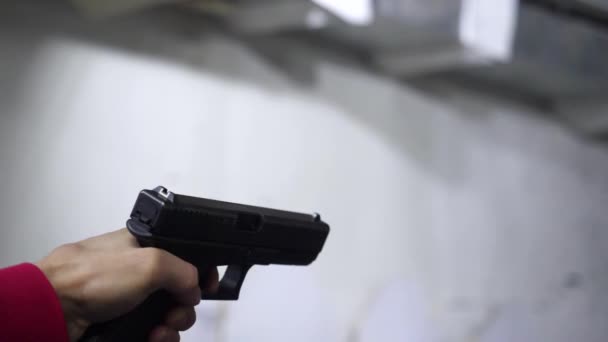 Wetshandhaving doel pistool met de twee hand in Academie schietbaan in flare. Man schiet een pistool close-up - Video