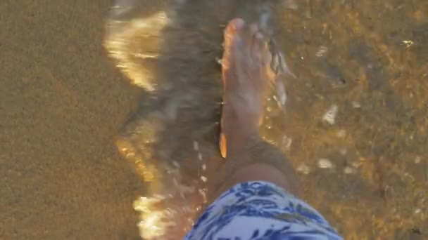 Barefoot vacationer walking in shallow sea water - Filmagem, Vídeo