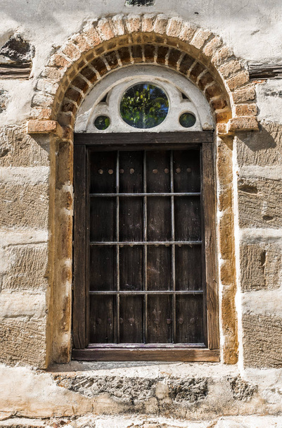 Window with metal bars in an old house in a small town on the island of Cyprus. - Foto, Imagen