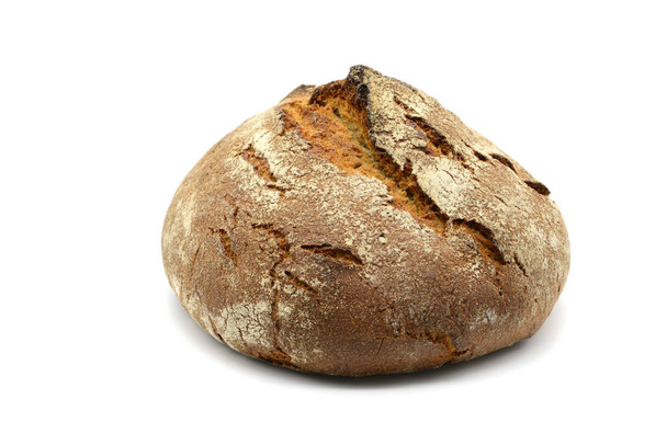 německý tmavý chléb na bílém pozadí izolované - Fotografie, Obrázek