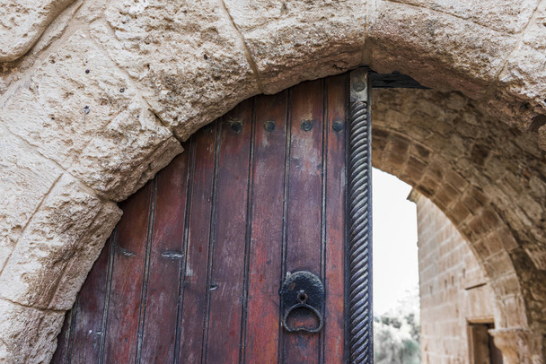 Stone arch of the entrance gate in the old Orthodox monastery on the island of Cyprus - Foto, Imagen