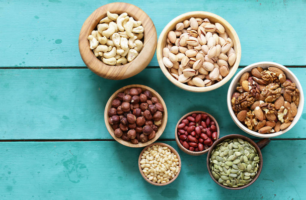 noten mix voor een gezond eten (cashewnoten, pistachenoten, hazelnoten, walnoten, amandelen) - Foto, afbeelding