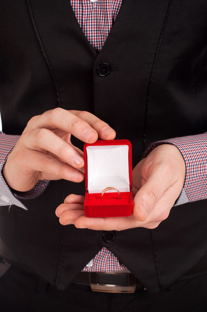Man holding box with wedding ring - Foto, afbeelding