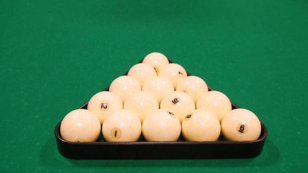 Bolas de bilhar numa pirâmide de fundo de mesa de bilhar. Jogo de Biiliard russo
 - Foto, Imagem
