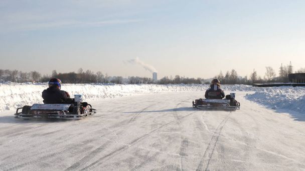 Concursos de invierno de carreras de karts en el hielo de la carretera. Ir kart en invierno
 - Foto, Imagen