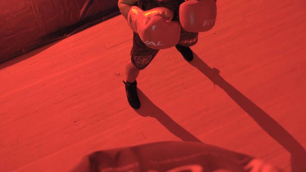 akce výcviku bojovníka bojového umění na boxerském sáčku v tělocvičně. Boxerské cvičení s děrovací brašnu - Fotografie, Obrázek