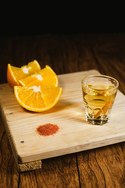 Boisson mexicaine Mezcal et orange avec sel de ver au oaxaca mexique
 - Photo, image