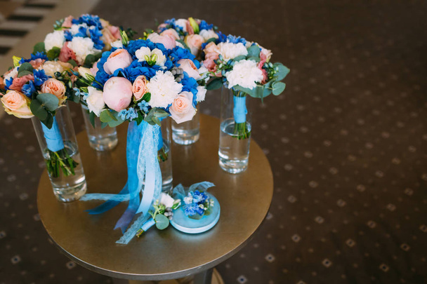 Три свадебных букета со сливочными розами и пионами и голубыми гортензиями. Свадебное утро. Крупный план
 - Фото, изображение