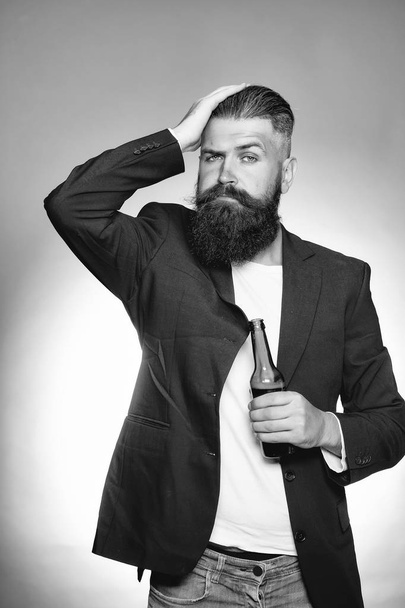 Bearded man with beer bottle - Fotografie, Obrázek