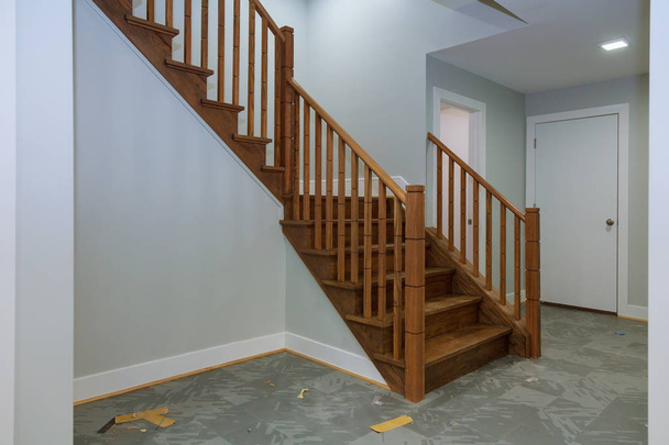 Інтер'єр коридору з дерев'яною підлогою. Вид на дерев'яні сходи
. - Фото, зображення