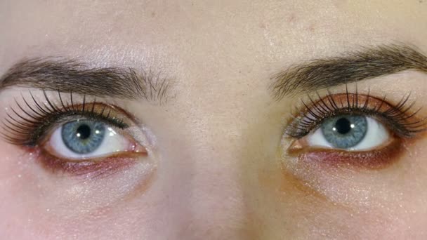 4k. Ojos femeninos naturales con pupila. Macro
 - Metraje, vídeo