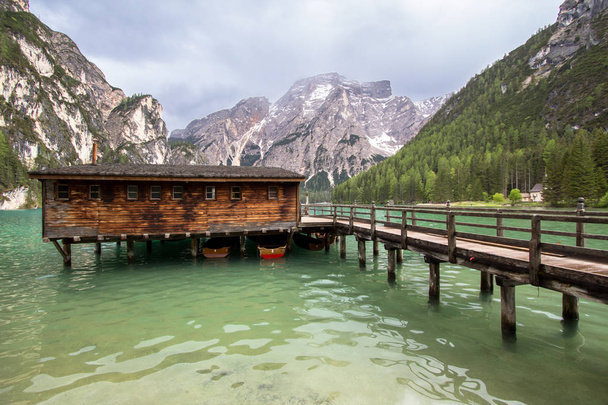 Lago Braies en Dolomitas, Italia
 - Foto, imagen
