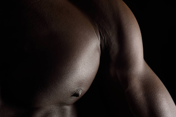 Detail of the chest of an African man - 写真・画像
