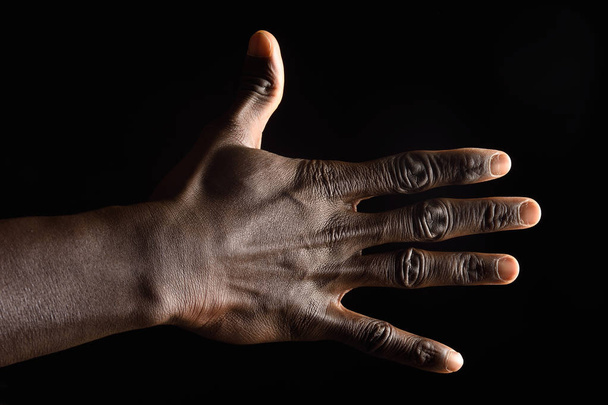 mano di un uomo africano su bianco
 - Foto, immagini