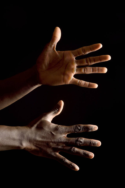 manos de un hombre africano sobre blanco
 - Foto, imagen