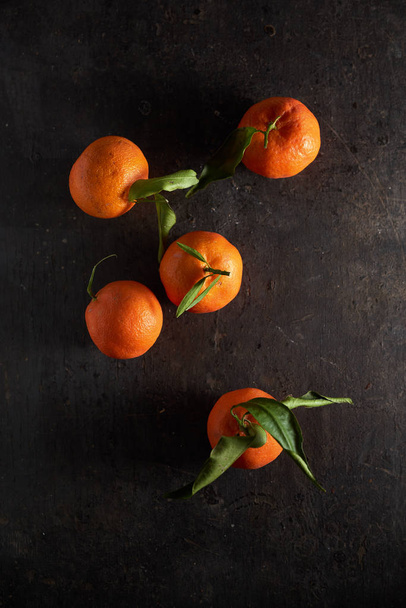 Tamgerine pomarańczowe całe owoce na backgrond przedsionki zbierane. - Zdjęcie, obraz