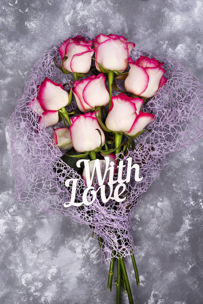 Червона біла троянда квітковий букет і написи З любов'ю на кам'яному столі
. - Фото, зображення