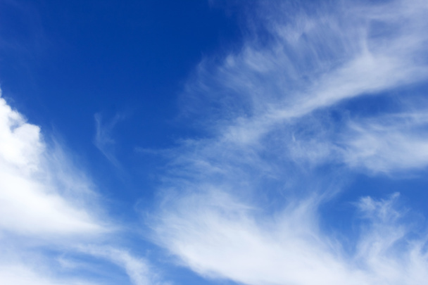 Blauwe hemel met wervelende wolken. Wijzigingen in de weersomstandigheden - Foto, afbeelding