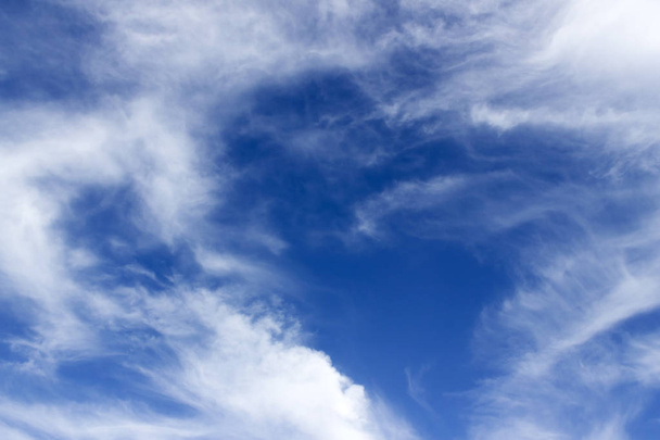Голубое небо с кружащимися облаками. Изменения в погоде
 - Фото, изображение