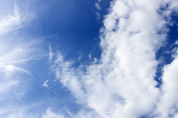 Cielo azul con hermosas nubes. Buen tiempo. Cambios en el clima
 - Foto, imagen