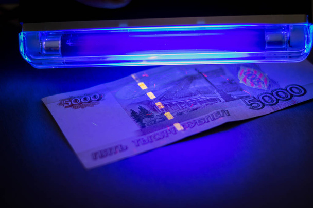 Verificação da lâmpada UV de notas. Verifique o dinheiro em falso
 - Foto, Imagem