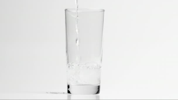 Drinking glass being filled - Filmagem, Vídeo
