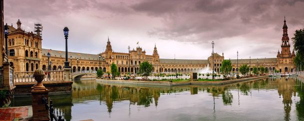 Víz tükröző reneszánsz épületben található Plaza de Espana Sevilla, Andalúzia, Spanyolország. - Fotó, kép