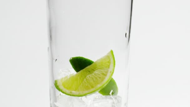 Ice and lime in tonic - Video